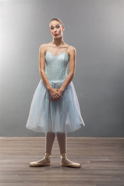 Jeune Ballerine Dans La Danse Classique De Pose De Ballet Image Stock