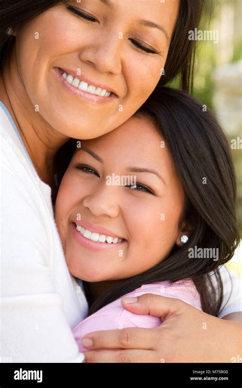 Madre E Hija De Asia Fotografía De Stock Alamy