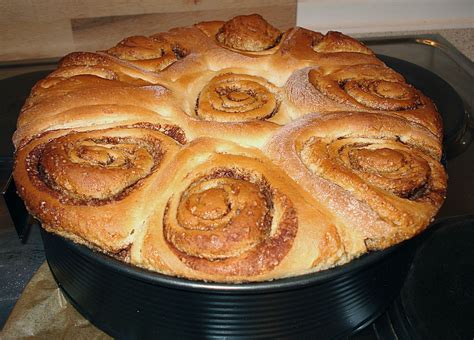 Über 1099 bewertungen und für sehr lecker befunden. Zimtrollen-Kuchen von karaburun | Chefkoch.de