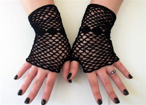 These fingerless gloves pattern include crochet gloves, fingerless mittens pattern as well as how to crochet fingerless mittens. 17 Fingerless Gloves Crochet Patterns | Guide Patterns