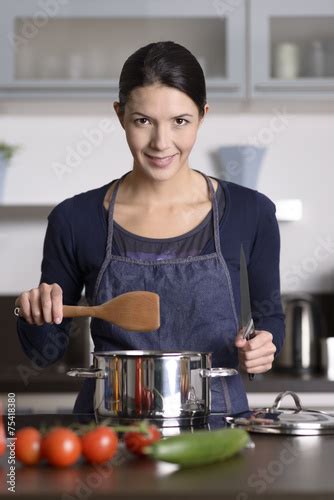 Glückliche Junge Hausfrau Kocht Essen Stockfotos Und Lizenzfreie Bilder Auf Bild