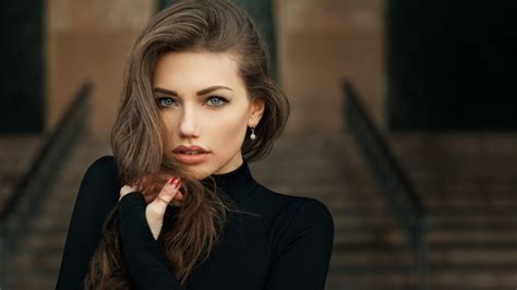 Portrait Svetlana Grabenko Brunette Black Clothing Juicy Lips Blue