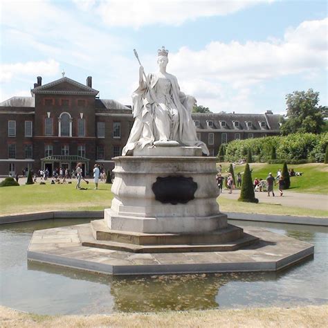 Queen Victoria Statue Kensington Palace London Remembers Aiming To