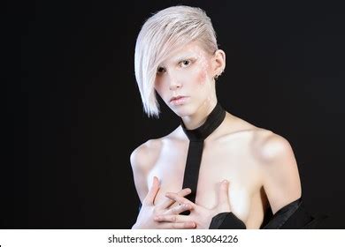 Retrato De Una Modelo Desnuda Extravagante Foto De Stock Shutterstock