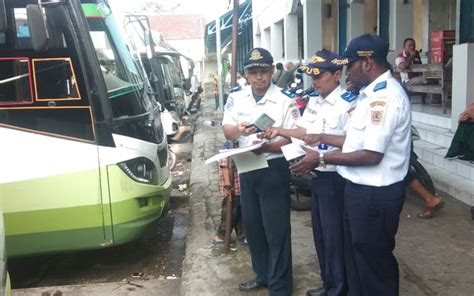 Kota bandung sebagai ibu kota provinsi jawa barat merupakan salah satu kota besar di indonesia yang menyimpan banyak pesona. Gaji Pegawai Dishub Bandung 2019 / Tak Naik Segini Besaran Gaji Pns Di 2021 Bisnis Liputan6 Com ...