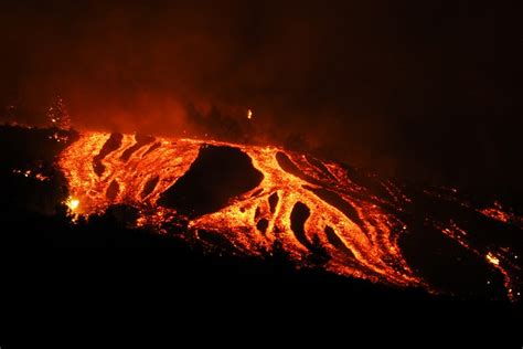 In Pictures The Volcanic Eruption Devastating La Palma Bbc Science