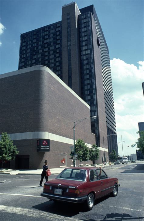 Built in 1996, modern hotel in the city center; ECC | Holiday Inn Chicago City Centre and Time-Life Building