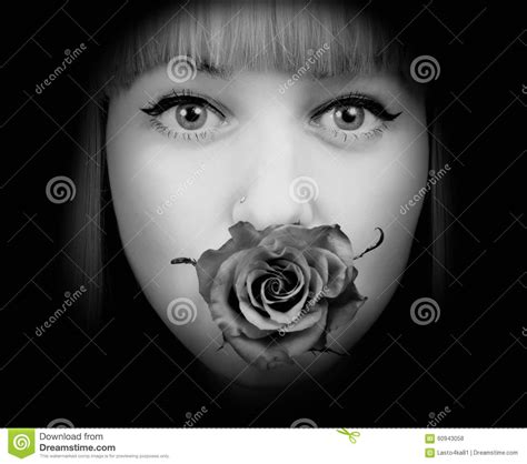 La Femme Avec Sest Levée Dans Sa Bouche Photo Stock Image Du Noir