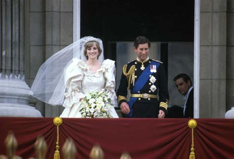 Princess Dianas Wedding Gown With 25 Foot Train Is Currently On
