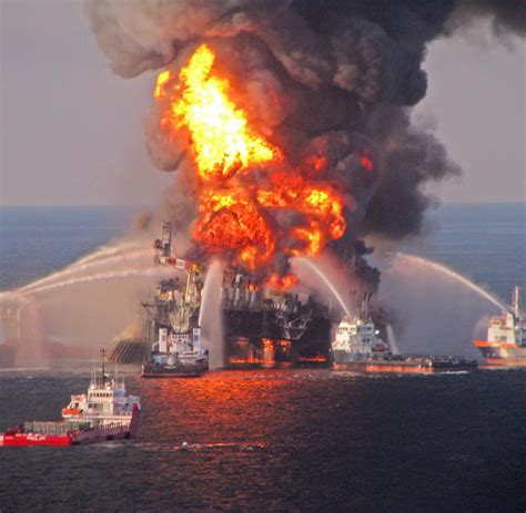Im golf von mexiko ist eine bohrinsel nach einer explosion in brand geraten. Rohstoffsuche: BP bohrt im Golf von Mexiko wieder nach Öl ...