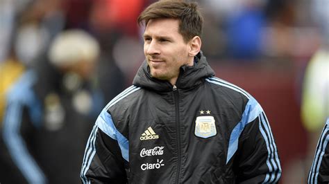 You can save the lionel messi argentina 2014 here. Bonito detalle de Leo Messi con los aficionados de ...