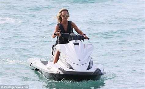Lady Victoria Hervey Wows In Neon Pink Bikini In Barbados Daily Mail