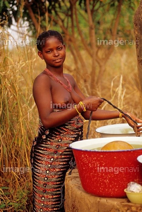【若い女性 アフリカ人 ギニア湾 裸 田舎 共和制】の画像素材 58583508 写真素材ならイメージナビ