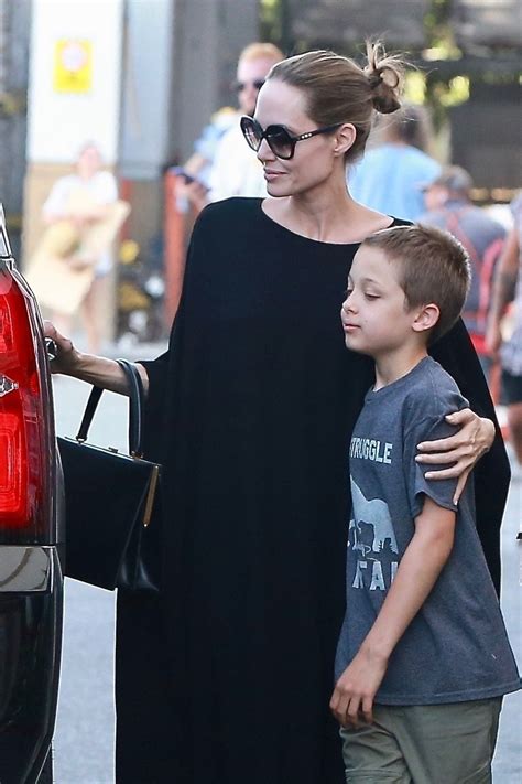 Shiloh Fiica Angelinei Jolie I A Lui Brad Pitt A Mplinit Ani Vrea S I Se Spun John