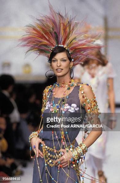 Le Top Model Linda Evangelista Lors Du Défilé Chanel Prêt à Porter