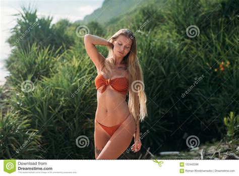 Una Ragazza Sexy Sta Divertendosi Sulla Spiaggia Godente Della Sabbia Calda La Ragazza Nel