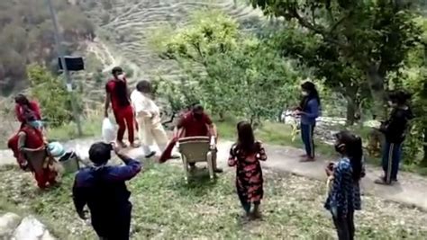 वीडियो क्वारंटाइन पूरा करने के बाद परिवार पहुंचा गांव किशोरियों ने किया पुष्प वर्षा से स्वागत