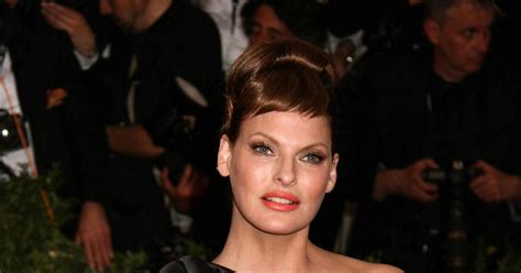 linda evangelista über ihren brustkrebs ich war halb tot blue news