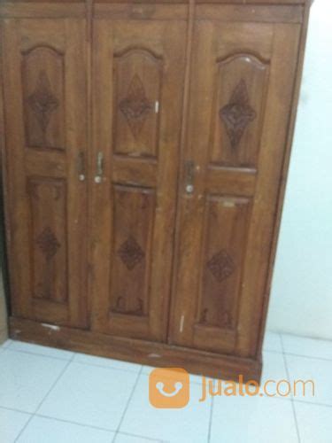 Lemari pakaian terbuat dari kayu biasanya mengalami pembengkakan atau penyusutan saat suhu disekitarnya berubah. Lemari Pakaian Dari Kayu Jati Kondisi Second | Depok | Jualo