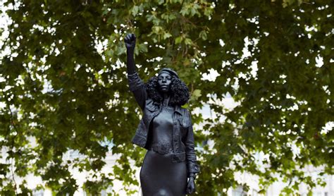Em 2016, a estátua do bandeirante foi pintada com tintas coloridas. Te cuida, Borba Gato: estátua de ativista negra substitui ...