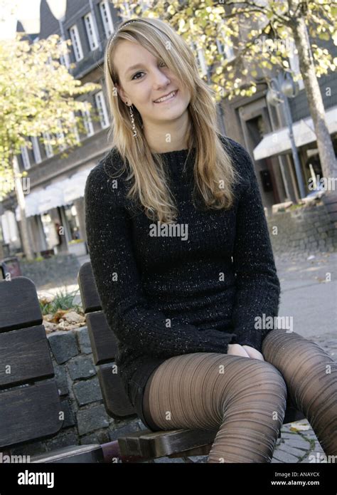 H Bsche Blonde Frau Mit Minirock Sitzen Auf Einer Bank Stockfoto Bild