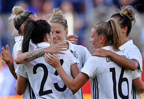 Die liste der deutschen fußballnationalspielerinnen gibt einen überblick über alle fußballspielerinnen, die seit 1982 in der deutschen fußballnationalmannschaft der frauen eingesetzt wurden. Brasilianischer als die Brasilianerinnen - Frauenfussball ...