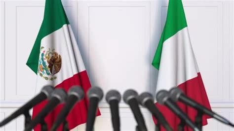 A las 7 de la mañana, lorenzo córdoba, titular de instituto nacional electoral (ine), rindió los honores a la bandera en la explanada del instituto nacional electoral (ine) para iniciar la. Banderas de México e Italia en reunión internacional o en ...