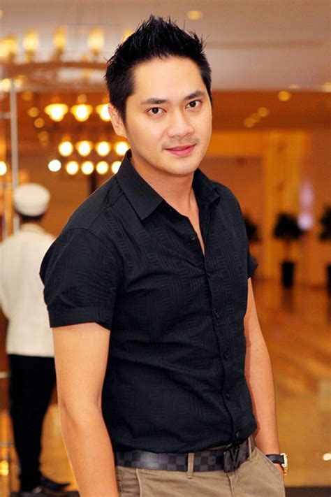 Mọi người cười chán, vui chán rồi, đến lúc người ta sa chân một chút thôi là cầm mọi thứ đập con người ta xuống, chửi người ta thậm tệ. NSƯT Hoài Linh tái ngộ sân khấu Nụ Cười Mới nhân kỷ niệm ...