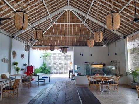 Masukkan sepotong gula batu ke dalam air, lalu aduklah hingga merata. インドネシア＆インド料理を葉っぱのお皿で食べるレストラン「The Piring Daun」 | PADMA LIVING