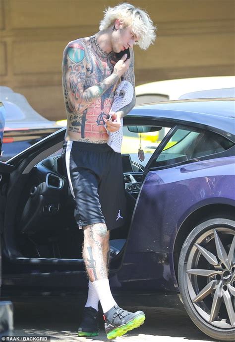 Machine gun kelly is an american rapper and actor, from cleveland, ohio. Machine Gun Kelly protzt mit occhi VR, wie er geht ohne ...