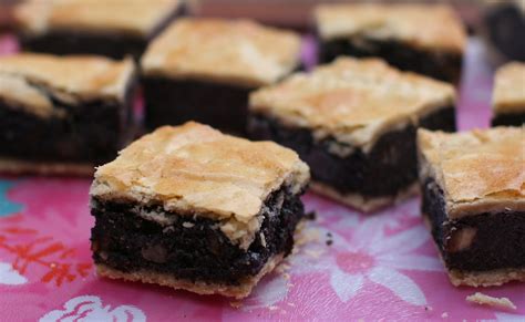 There are about 120 grams of flour in a cup, give or take a few, so 2 1/2 cups is about 300 grams of flour. poppy cake | PASTRY Ingredients: 300 grams flour 200 grams ...