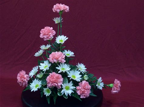 Basic Design Class | Benz School of Floral Design Here's a free lesson in floral design basics.