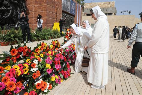 ניתן להוסיף כתוביות בעברית.מוזמנים לשתף ולשלוח את הסרטון הלאה. מביטים אל העבר: יום הזיכרון לשואה ולגבורה תשע"ח (2018) ביד ושם