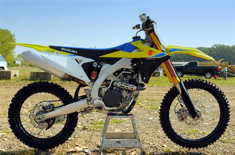 On the topic of chassis characteristics, responsible for road holding, handling behavior and ride comfort, the suzuki rmz 450. 2018 Suzuki RM-Z450 - MX-Tech
