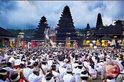 Ribuan Umat Hindu Sembahyang Di Pura Besakih Antara News Yogyakarta