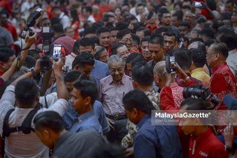 Tahun baru cina adalah perayaan ulangan setiap tahun yang amat penting bagi masyarakat berketurunan cina di seluruh dunia. Tun M Hadir Pada Majlis Rumah Terbuka Tahun Baru Cina 2020