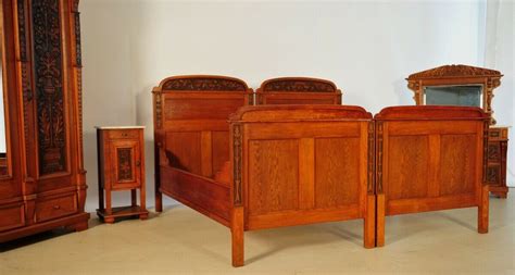 Schmaler wäscheschrank / 3 türigen kleiderschrank / spiegelkommode / bett / nachtkommode. Sechsteiliges Jugendstil Schlafzimmer mit Schnitzereien ...