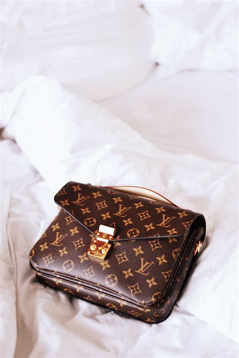 A world of elegance, inspiration and innovation. Pochette Metis / |Handbagstories| Pochette Metis von Louis ...