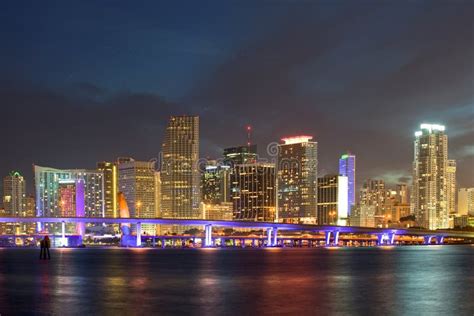 Ciudad Del Horizonte De La Noche De Miami La Florida Imagen De Archivo