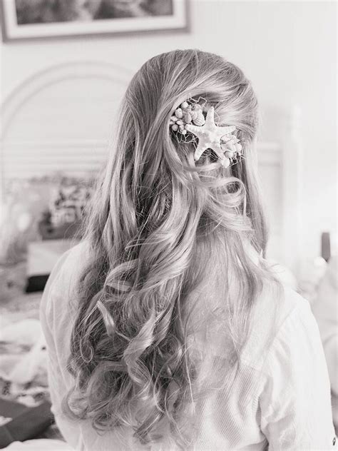 Nice open hair wedding inspiration. Hairstyles Perfect for a Beach Wedding