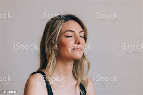 수평 닫기 샷 의 A 아름다운 금발의 여자 명상 와 그녀의 눈 닫기 여자에 대한 스톡 사진 및 기타 이미지 여자 한 명의 여자만 사람 얼굴 Istock