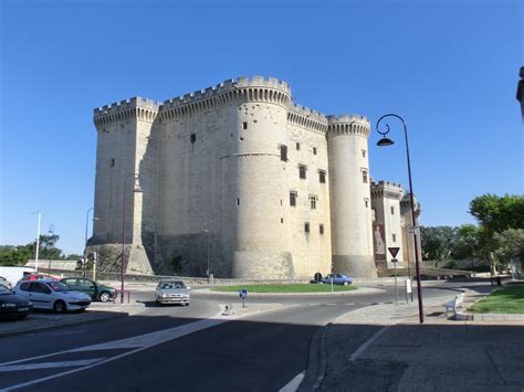 タラスクの伝説は、フランス南部プロヴァンス地方に、12世紀初頭 、あるいは12世紀末に発祥したものと考えられている 。 中世のいくつかの文献のなかに、とくに『黄金伝説』所収の聖女マルタ伝があるが 、これは12世紀中葉～13世紀中葉の主な4種の中世ラテン語文献のなかでももっとも短文. Provence-Reise 11. - 20.5.2012: 14.5. der 4. Tag: Chateau ...