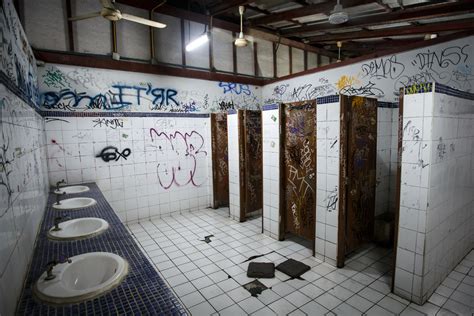 Pourquoi Les Femmes Ne Vont Pas Plus Aux Toilettes Publiques La R Union R A U