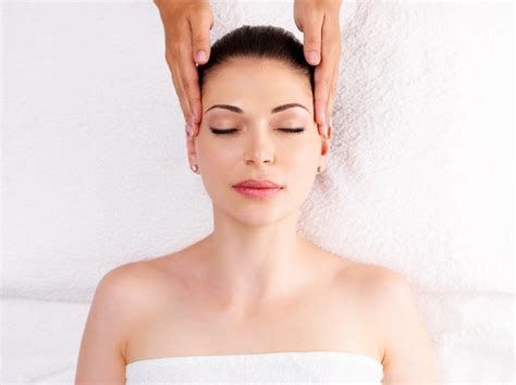 Frau Die Massage Des Körpers Im Spa Salon Hat Schönheitsbehandlungskonzept Kostenlose Foto