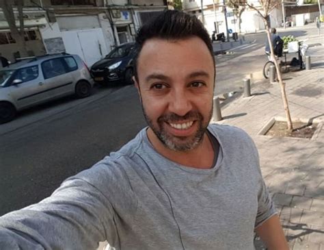 נרקיס אלון היא מסוג האנשים שגורמים לך להרגיש שאתה מכיר אותם כבר שנים גם אם אירחת אותם בפודקאסט שלך רק פעמיים. 103FM - איריס קול - ליאור נרקיס כבר כן מדבר אהבה