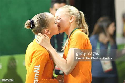 Twin Sisters Kiss Photos Et Images De Collection Getty Images
