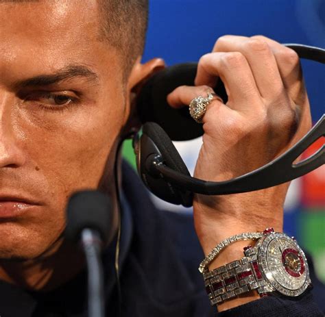 6000 Euro Geschenkt Die Teuerste Uhr Hat Cristiano Ronaldo Am Arm Welt