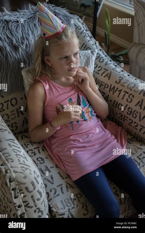 Hübsche 8 Jährige Blonde Mädchen Sitzen Stuhl Tief In Gedanken