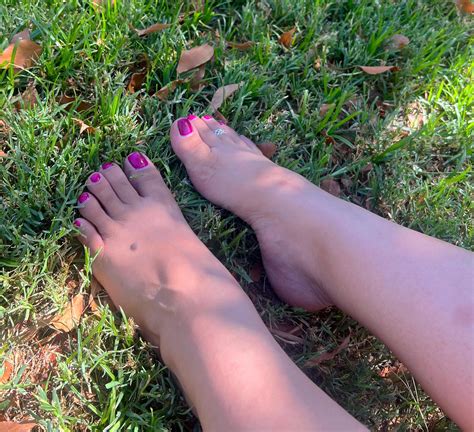 Its So Hot Outside Perfect To Walk Barefoot In The Grass Rbbwfeet