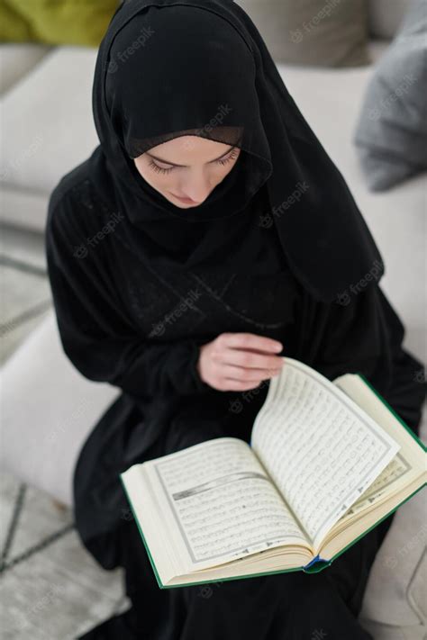 Portret Młodej Muzułmańskiej Kobiety Czytającej Koran W Nowoczesnym Domu Arabska Dziewczyna